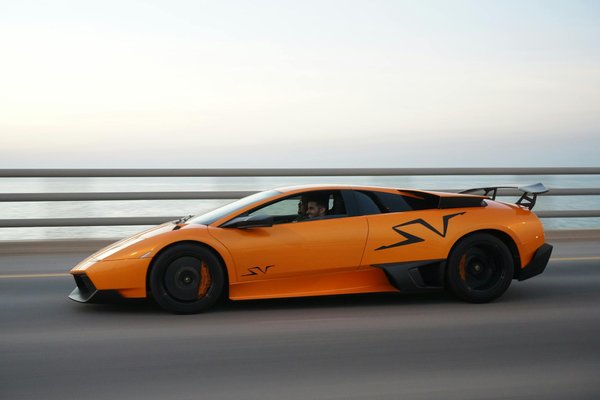 Quels sont les impacts des systèmes de gestion de l'énergie sur les performances des voitures de sport électriques?